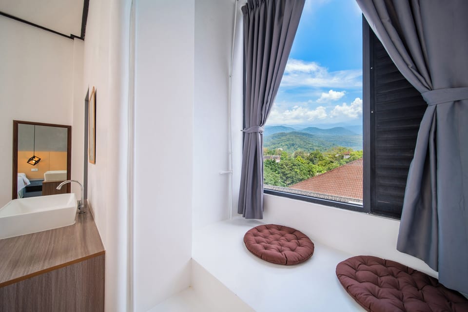 Standard Twin Room | Minibar, in-room safe, desk, free WiFi