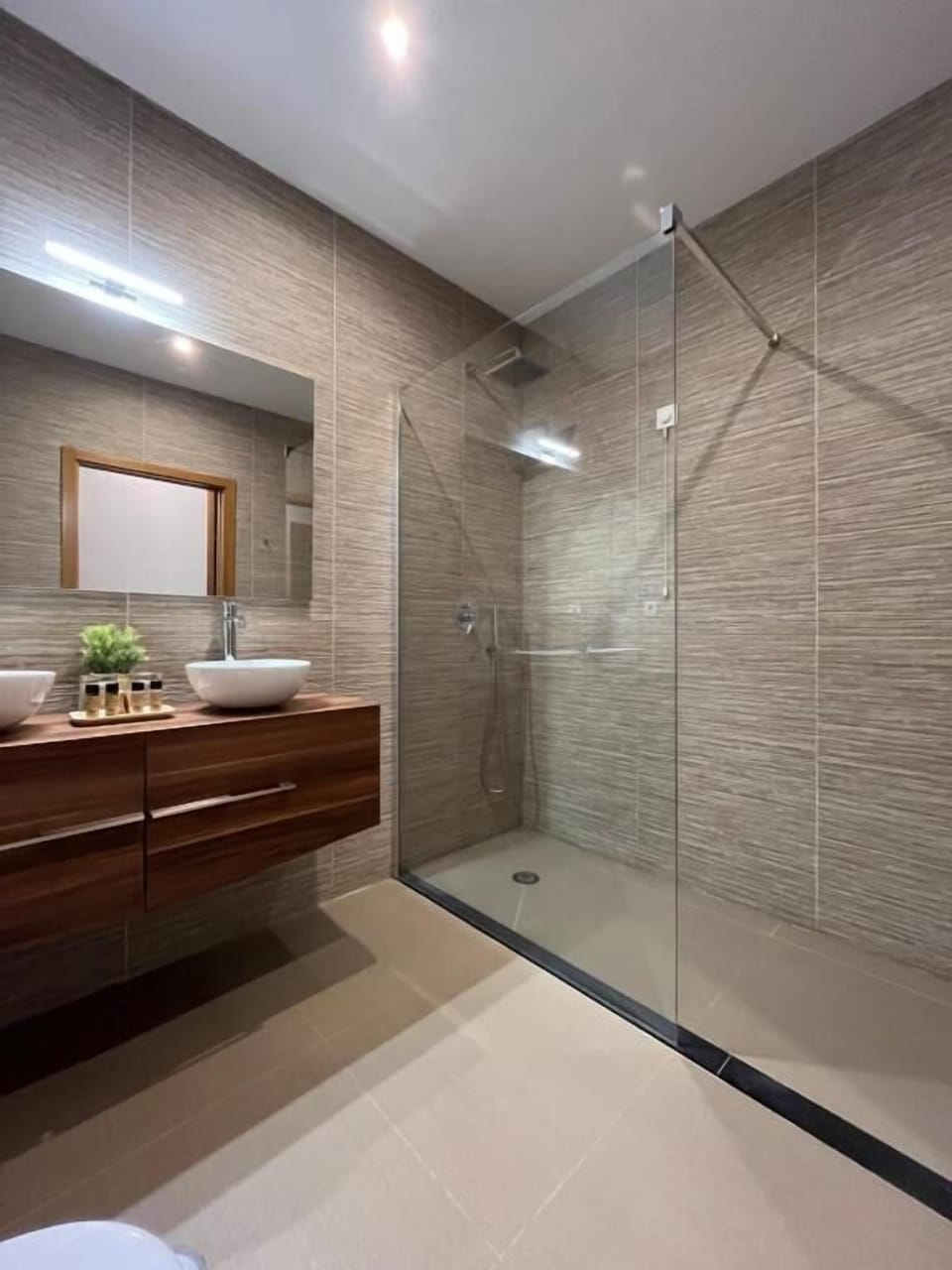 Superior Room | Bathroom | Designer toiletries, hair dryer, slippers, towels