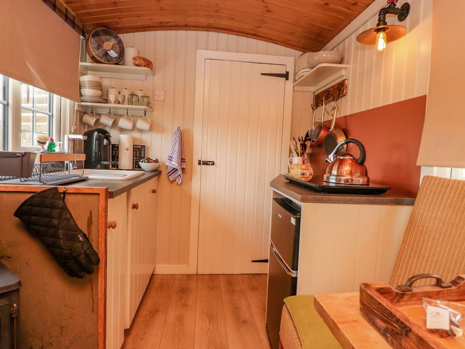 Cottage | Private kitchen | Fridge, electric kettle, toaster, cookware/dishes/utensils