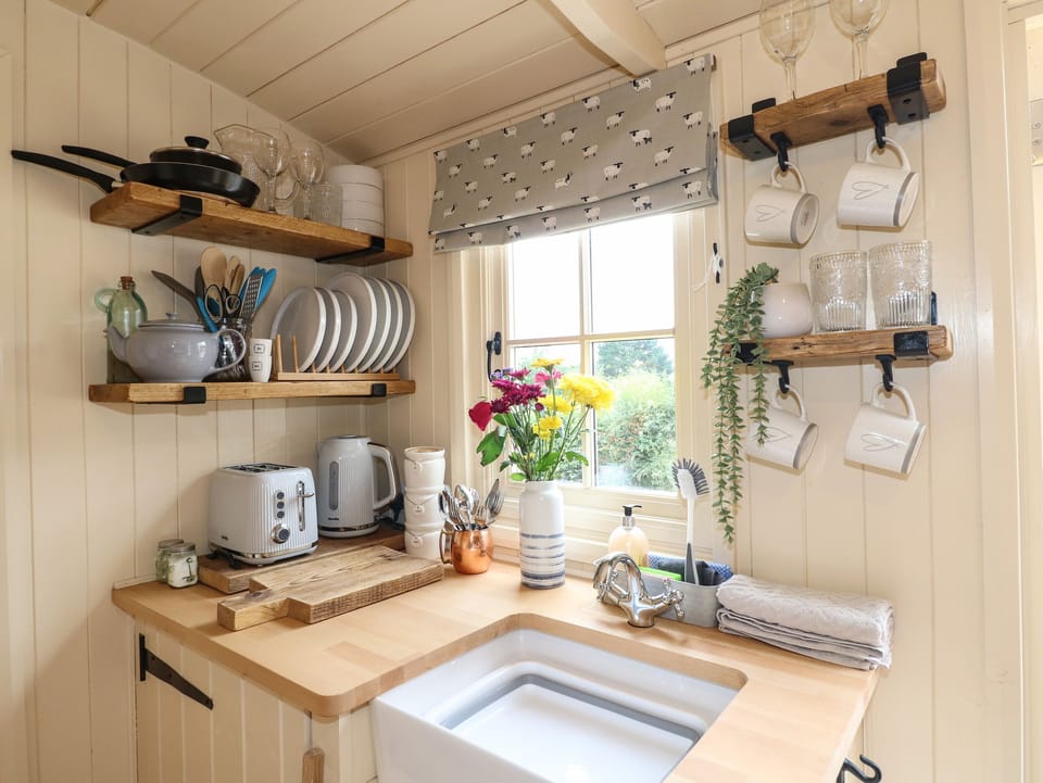 Cottage | Private kitchen | Fridge, electric kettle, toaster, cookware/dishes/utensils