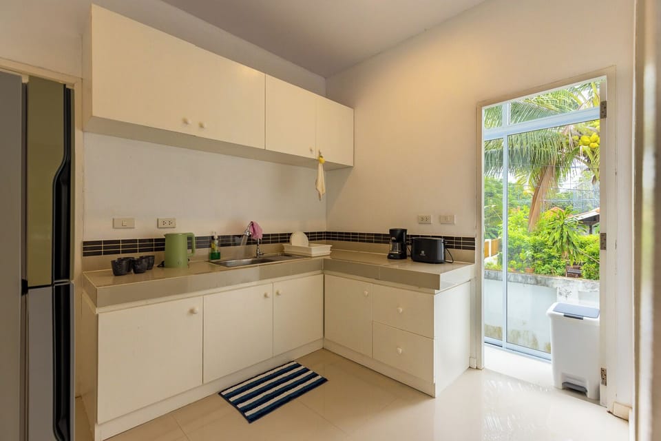 Coffee/tea maker, fridge, electric kettle, toaster