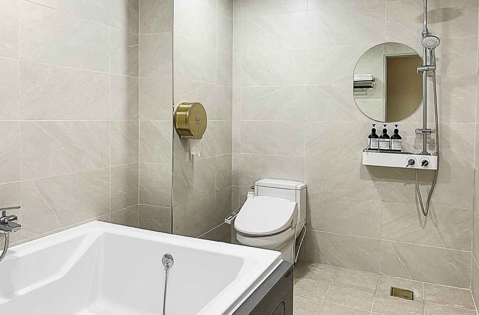 Premium Twin Room | Bathroom | Separate tub and shower, deep soaking tub, designer toiletries