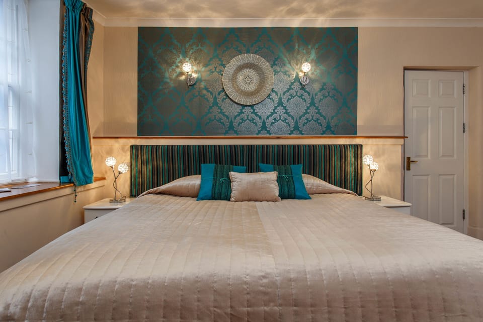 Superking Deluxe (Jacuzzi bath) | Egyptian cotton sheets, premium bedding, free minibar