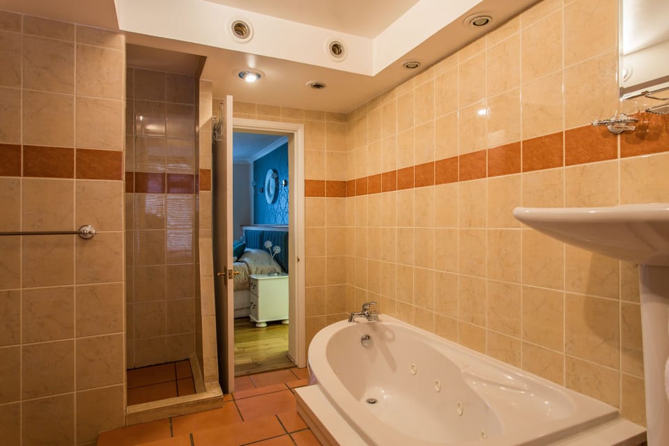 Superking Deluxe (Jacuzzi bath) | Bathroom | Free toiletries, hair dryer, towels