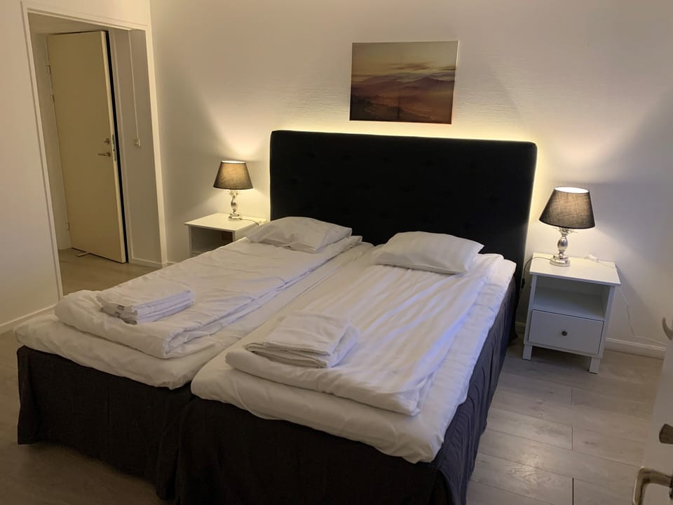 Premium bedding, desk, blackout drapes, WiFi (free)