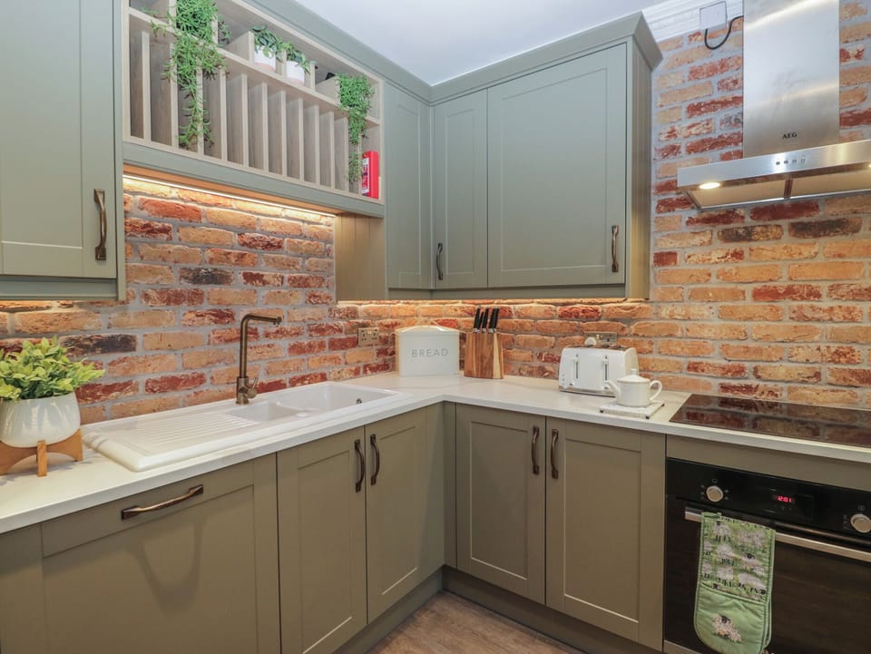 Cottage | Private kitchen | Dishwasher, cookware/dishes/utensils