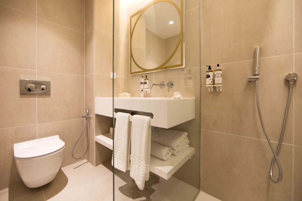 Shower, rainfall showerhead, free toiletries, hair dryer