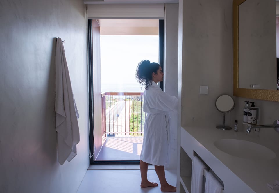 Shower, rainfall showerhead, free toiletries, hair dryer