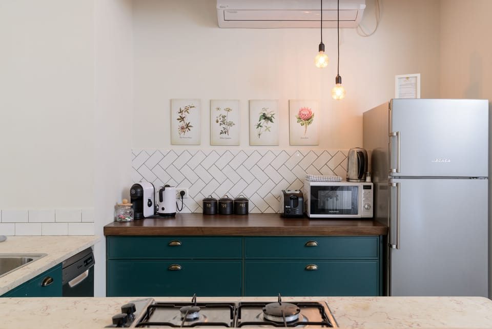 Full-size fridge, microwave, oven, stovetop