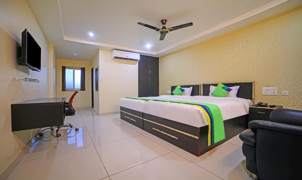 Deluxe Twin Room | Pillowtop beds, desk, laptop workspace, free WiFi