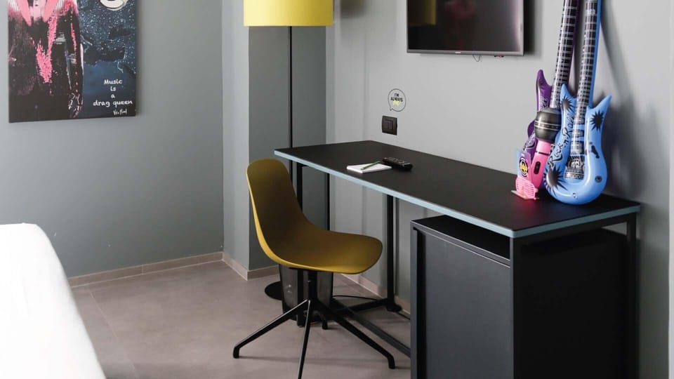 Hypo-allergenic bedding, in-room safe, desk, laptop workspace