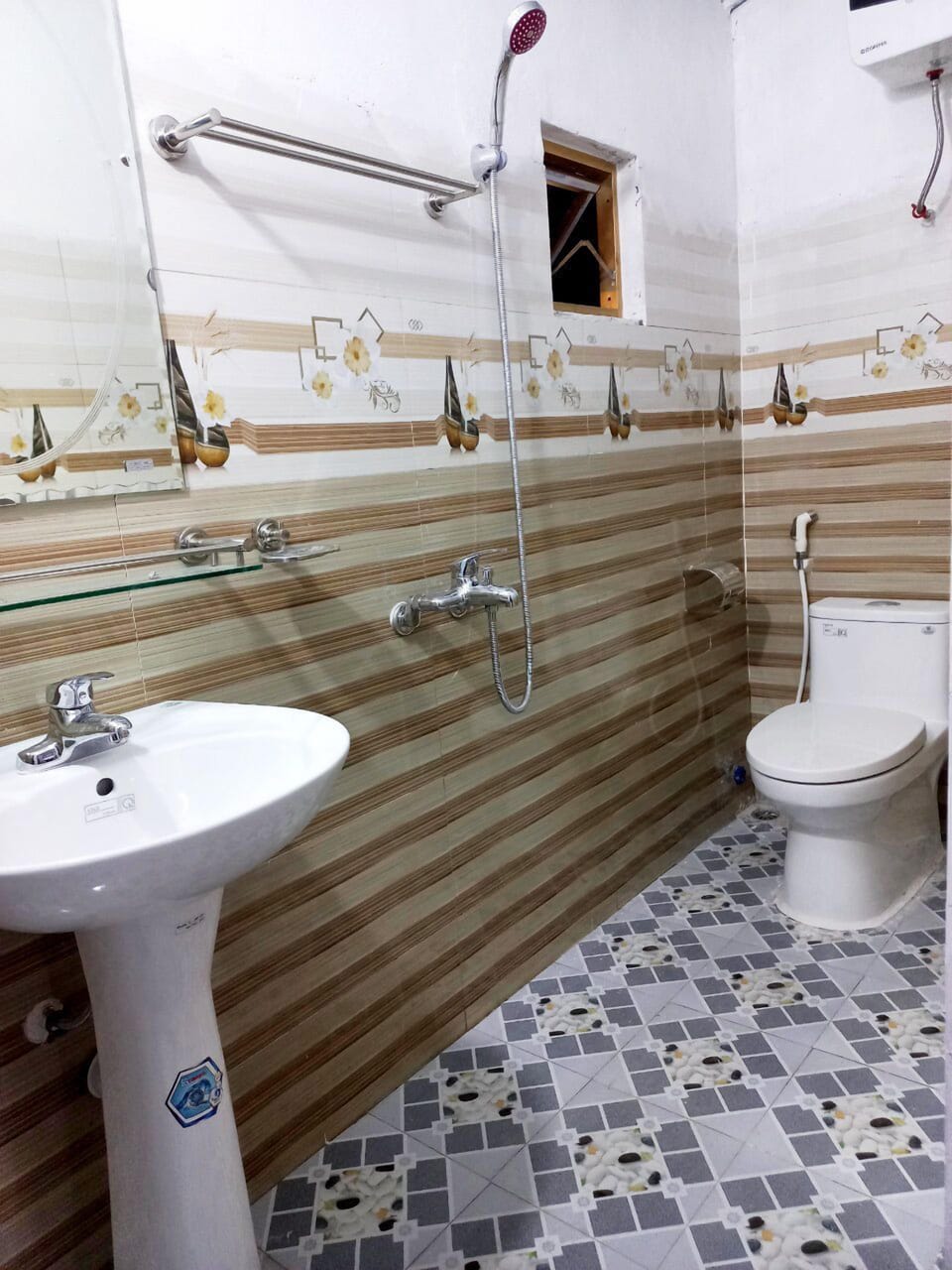 Classic Bungalow | Bathroom | Hydromassage showerhead, designer toiletries, hair dryer, slippers