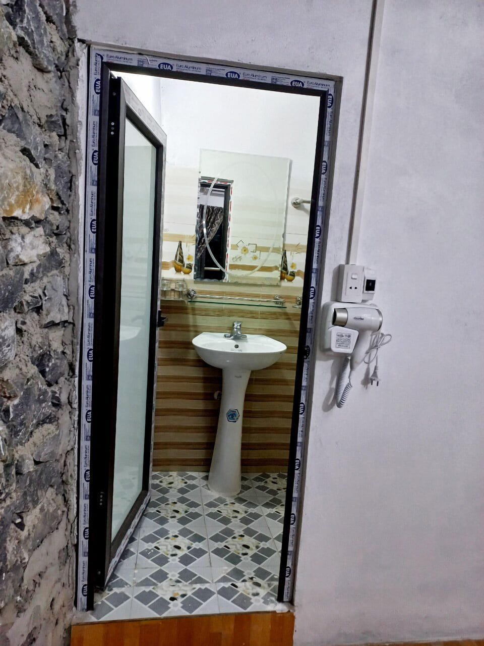 Classic Bungalow | Bathroom | Hydromassage showerhead, designer toiletries, hair dryer, slippers