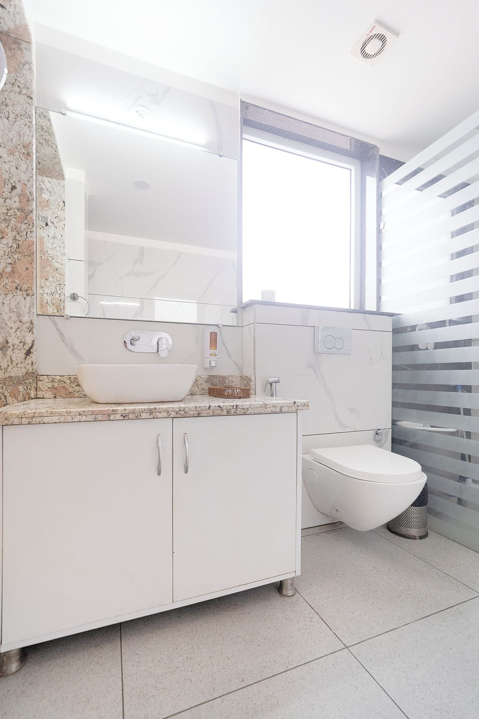 Executive King Room | Bathroom | Shower, free toiletries, slippers, towels