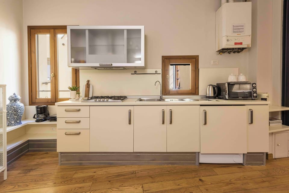 Comfort Apartment | Private kitchen | Fridge, oven, stovetop, cookware/dishes/utensils
