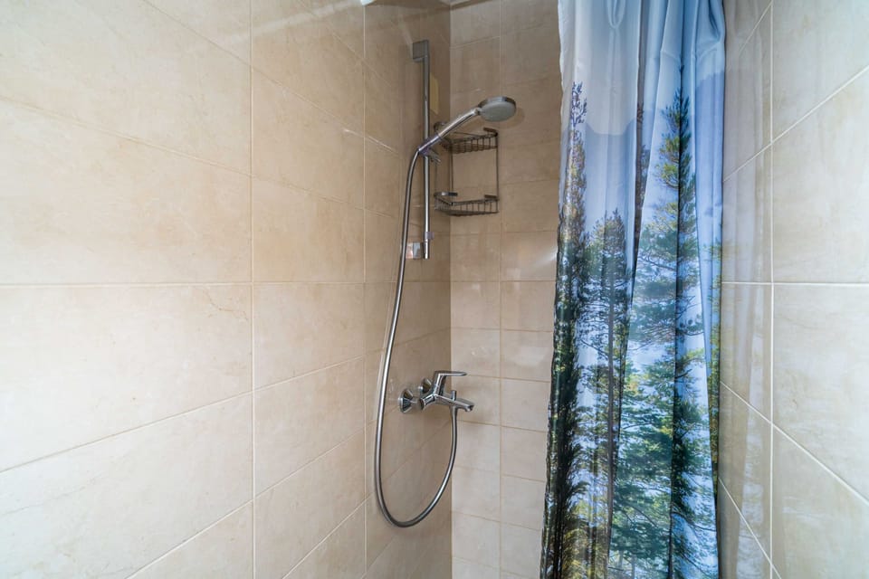 Double Room (Double or Twin room with shared terra) | Bathroom | Shower, towels