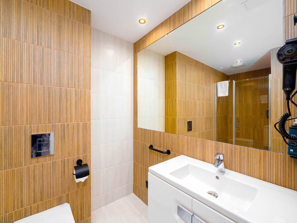 Junior Room | Bathroom | Shower, hydromassage showerhead, hair dryer, bathrobes