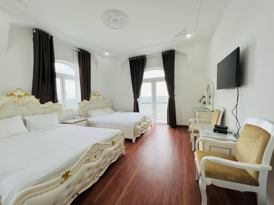 Executive Room | Premium bedding, minibar, WiFi (free), bed sheets