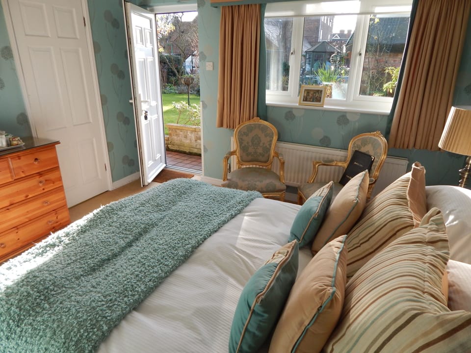 Double Room, Ensuite, Garden View | Iron/ironing board, free WiFi, bed sheets