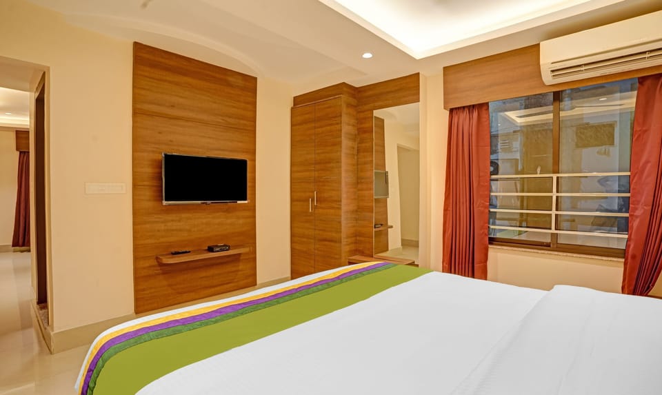 Premium Room | Desk, iron/ironing board