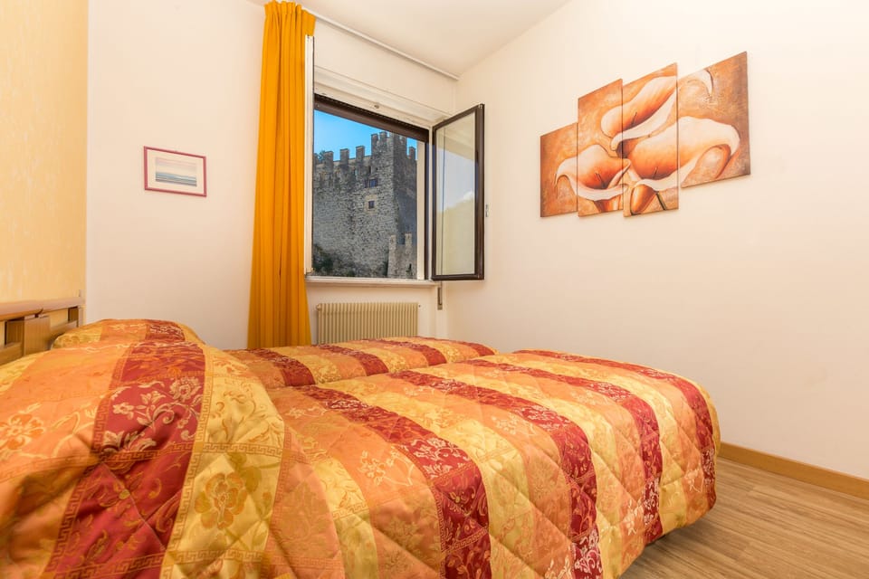 Double Room | In-room safe, desk, free cribs/infant beds, free WiFi