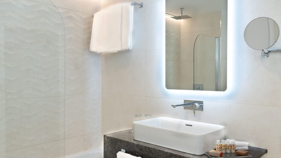 Twin Room, 2 Twin Beds | Bathroom | Combined shower/tub, hair dryer, slippers, towels