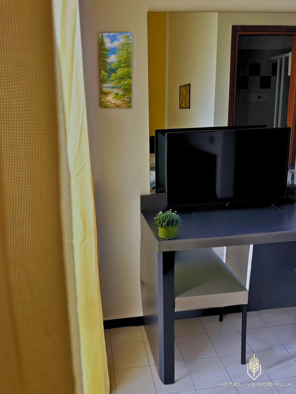 Basic Single Room | Minibar, desk, laptop workspace, iron/ironing board