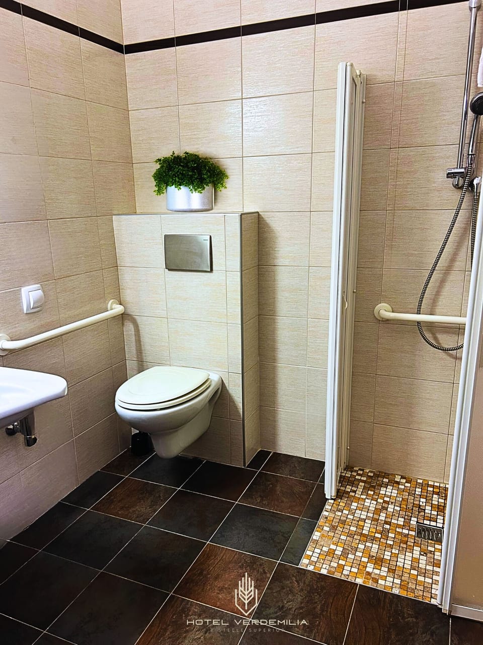 Basic Twin Room | Bathroom | Shower, rainfall showerhead, free toiletries, hair dryer