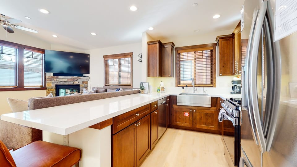 Townhome, 3 Bedrooms | Private kitchen | Fridge, oven, coffee/tea maker, toaster