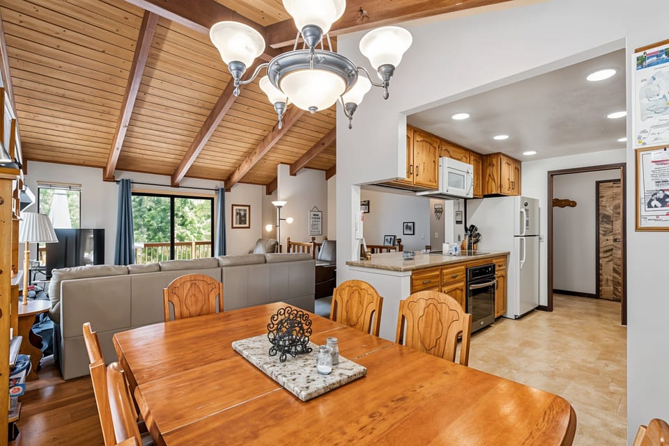 Cabin, 3 Bedrooms | Dining