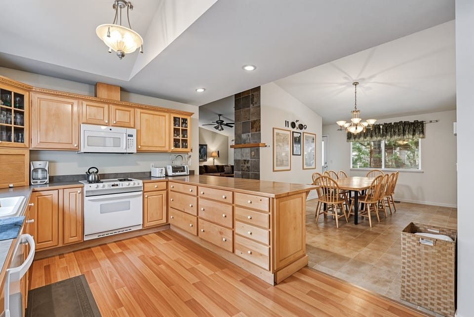 House, 3 Bedrooms | Private kitchen | Stovetop, coffee/tea maker, toaster