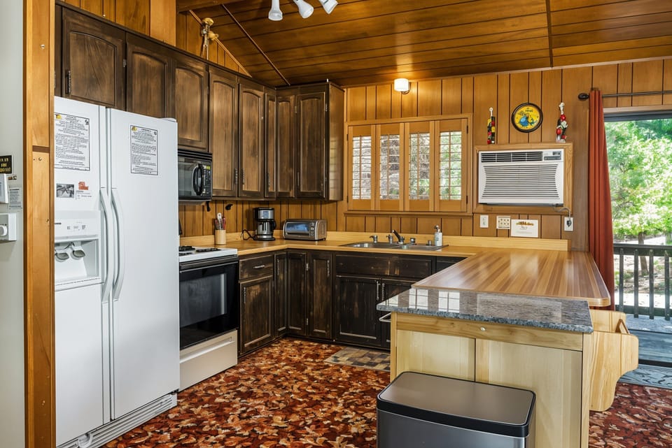 House, 2 Bedrooms | Private kitchen | Fridge, oven, coffee/tea maker, toaster
