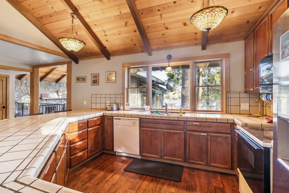 House, 5 Bedrooms | Private kitchen | Fridge, oven, stovetop, coffee/tea maker