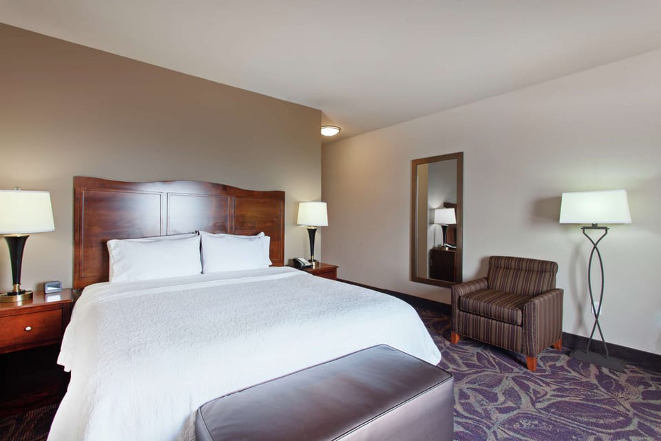 Premium bedding, desk, laptop workspace, free cribs/infant beds