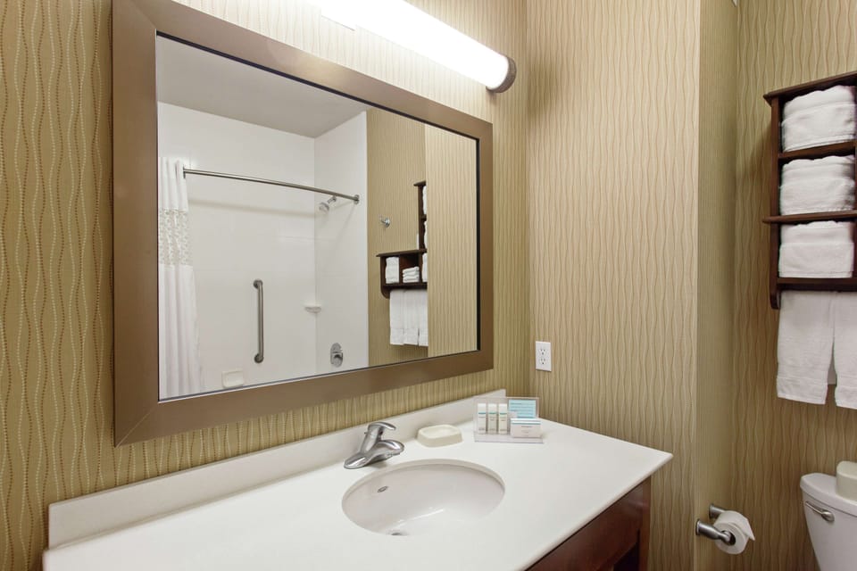 Combined shower/tub, towels