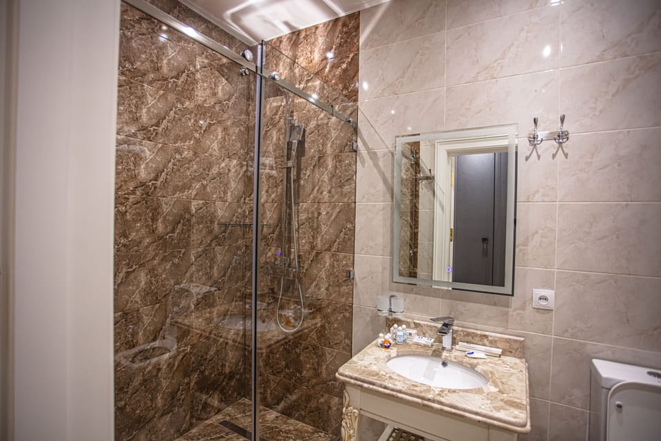 Standard Triple Room | Bathroom | Shower, rainfall showerhead, free toiletries, hair dryer