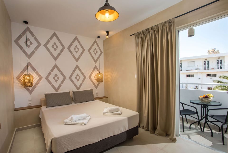 Deluxe Double Room | Hypo-allergenic bedding, free minibar, in-room safe, blackout drapes