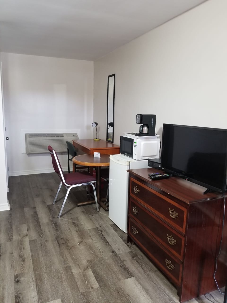 Basic Double Room | In-room dining