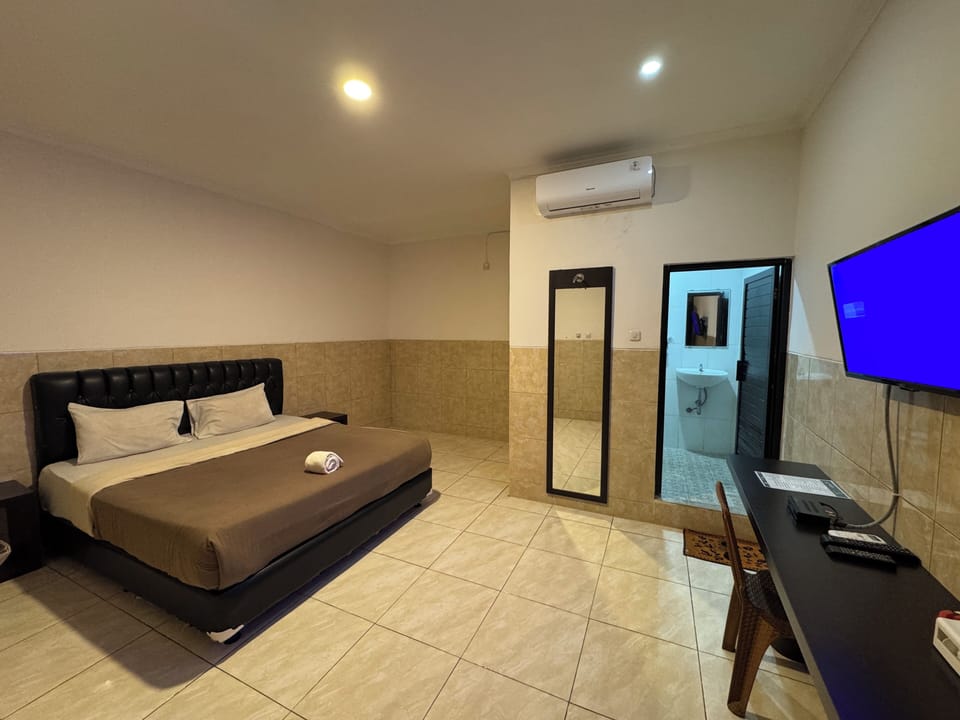 Standard Single Room, 1 King Bed | WiFi (free), bed sheets