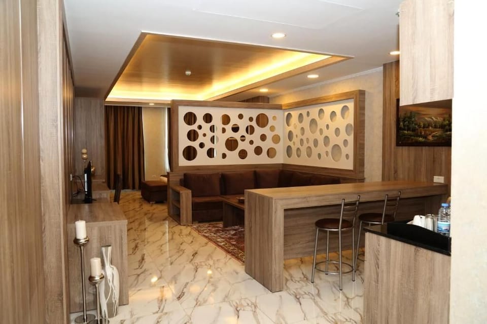 Deluxe Suite | Living area | 30-inch LCD TV with satellite channels, TV, fireplace