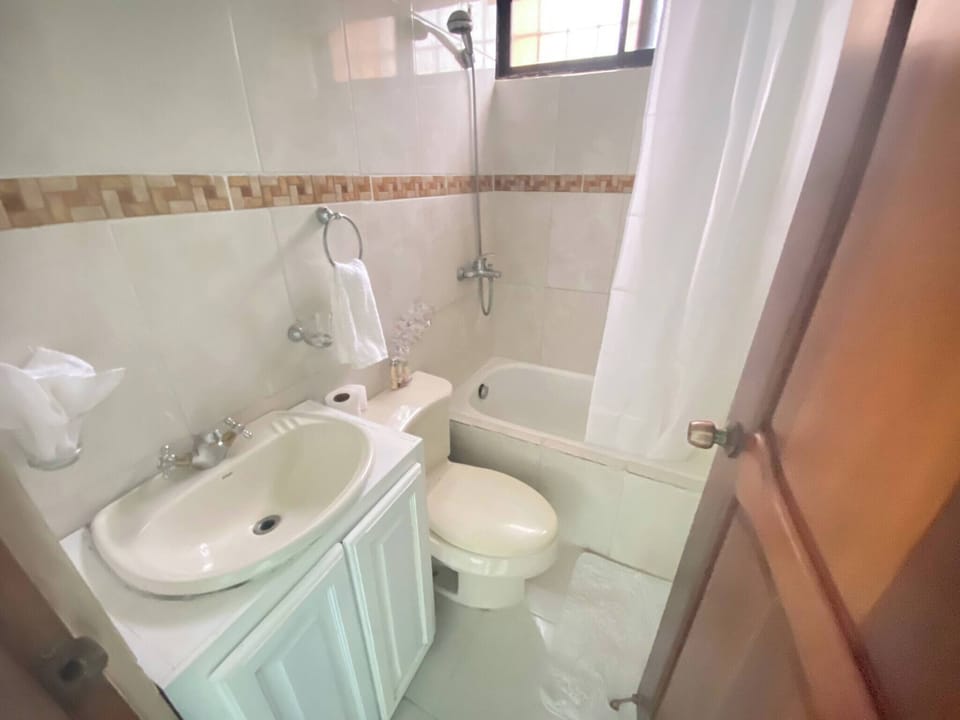 Apartment, 3 Bedrooms, Patio, Garden View | Bathroom | Soap, shampoo