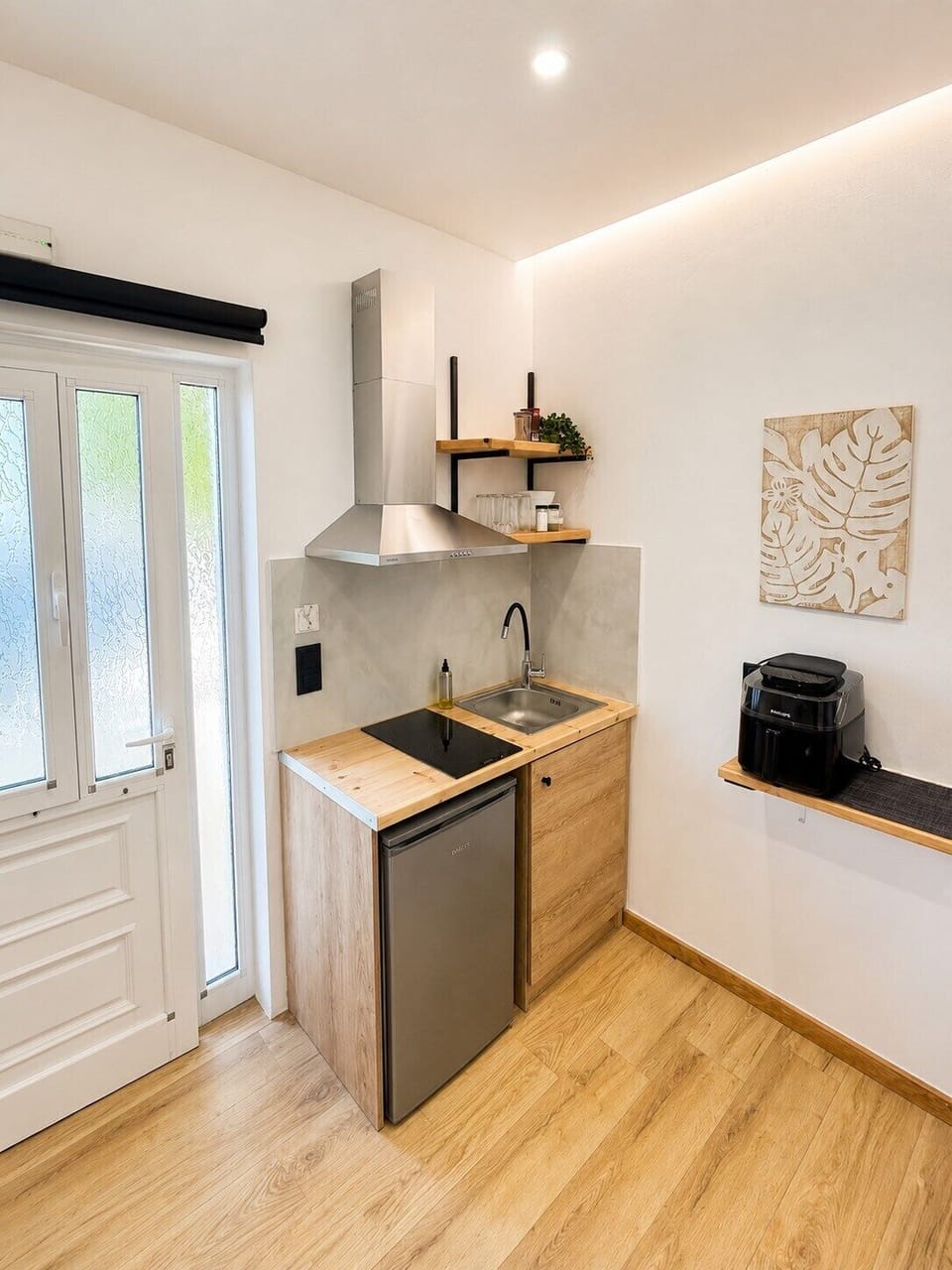 Deluxe Apartment | Private kitchen | Full-size fridge, microwave, stovetop, cookware/dishes/utensils