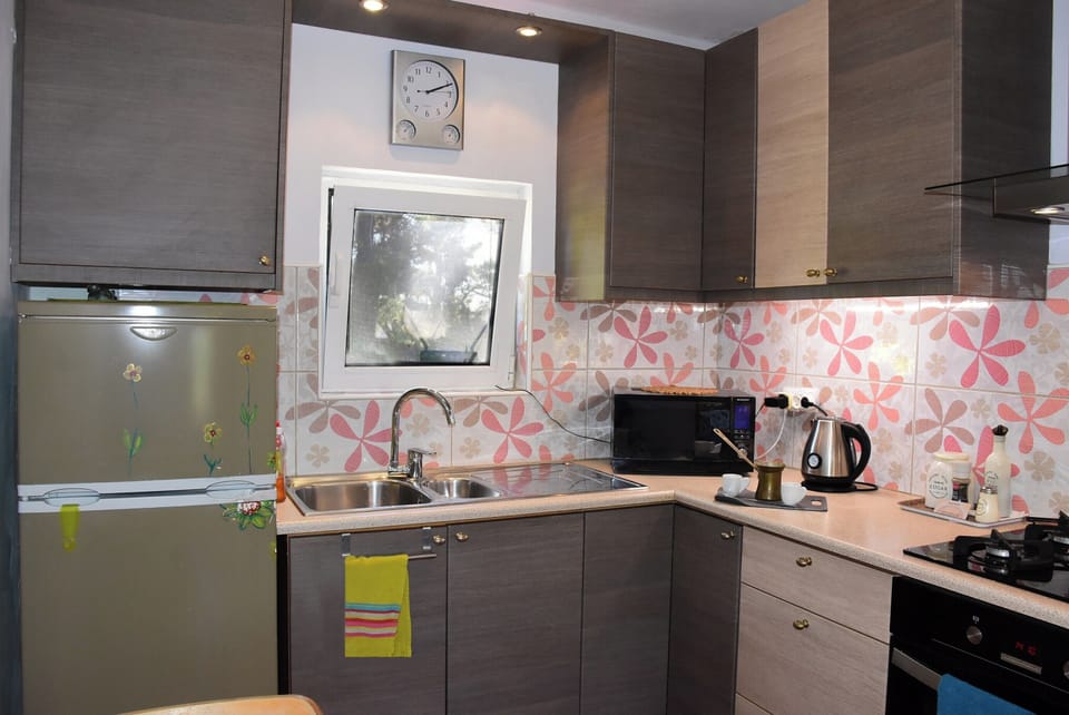 Cottage | Private kitchen | Fridge, microwave, oven, stovetop