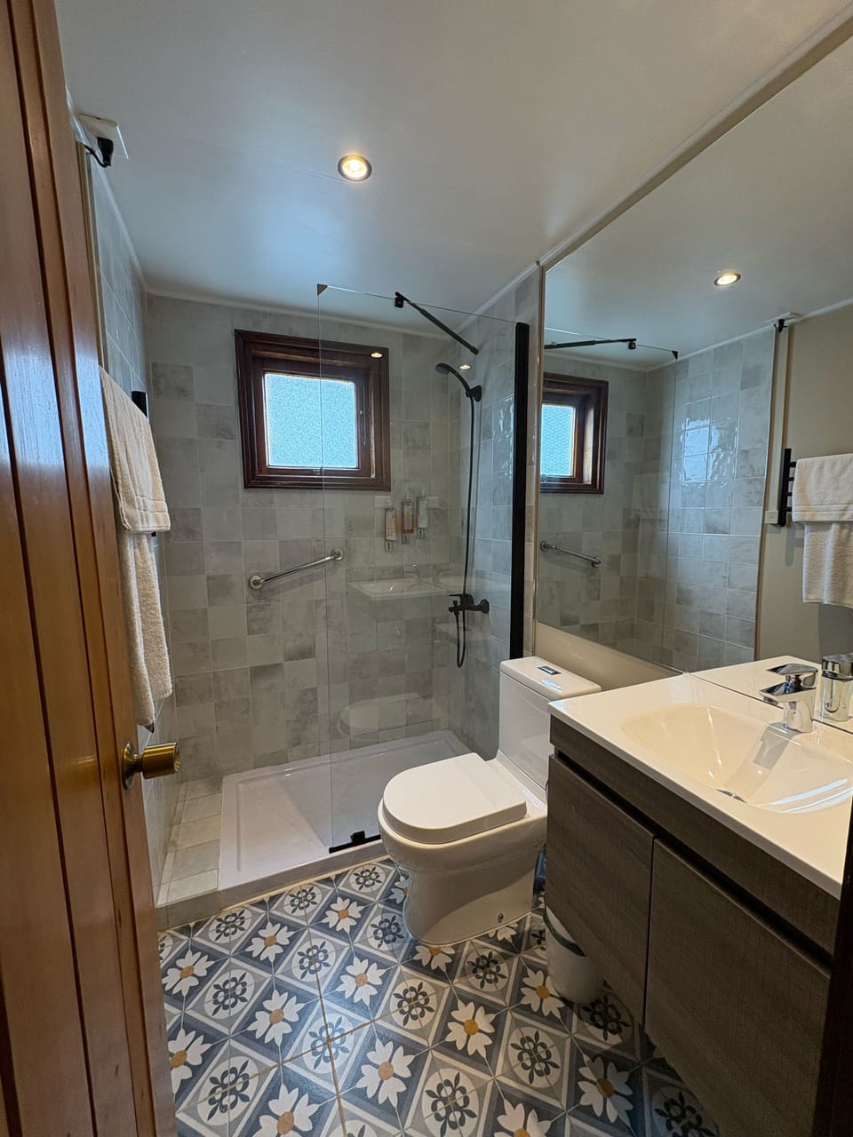 Family Cabin | Bathroom | Deep soaking tub, free toiletries, hair dryer (on request), towels
