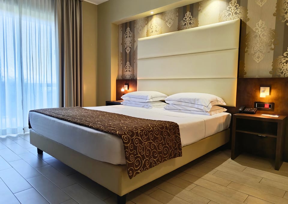Minibar, in-room safe, laptop workspace, blackout drapes