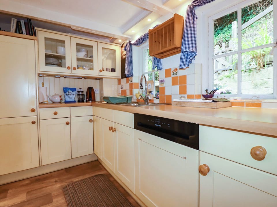 Cottage | Private kitchen | Fridge, dishwasher, electric kettle, cookware/dishes/utensils