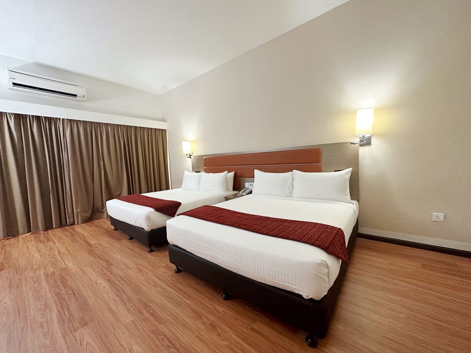 Deluxe Family Room | Minibar, in-room safe, desk, soundproofing