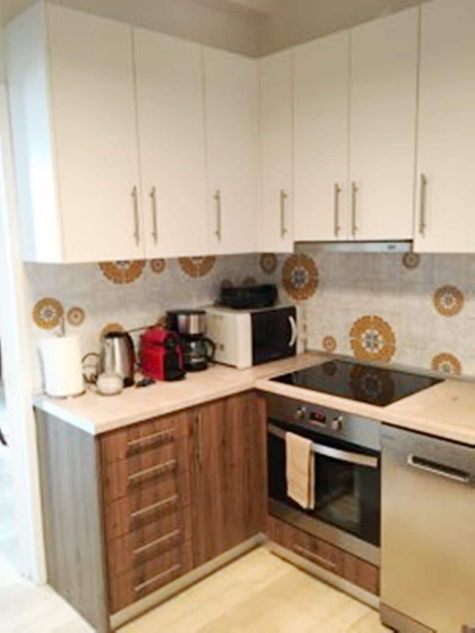 Full-size fridge, oven, stovetop, toaster