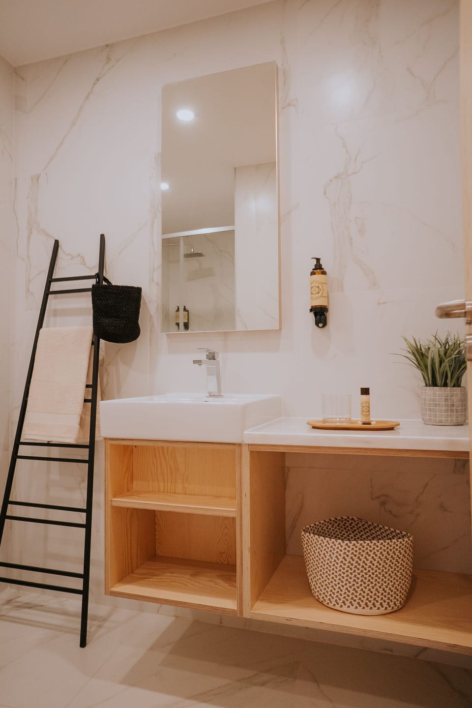 Comfort Suite | Bathroom | Free toiletries, hair dryer