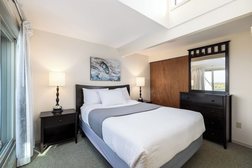 Traditional Townhome | 1 bedroom, premium bedding, down comforters, laptop workspace